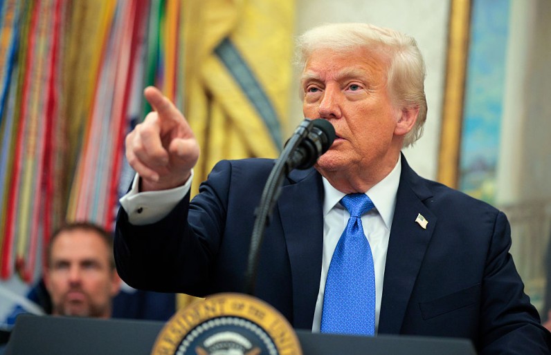 Trump Ramps Up Pressure on Apple to Manufacture in US