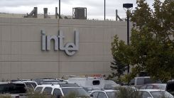Struggling Intel to Lay Off Thousands, Halts Global Projects Amid