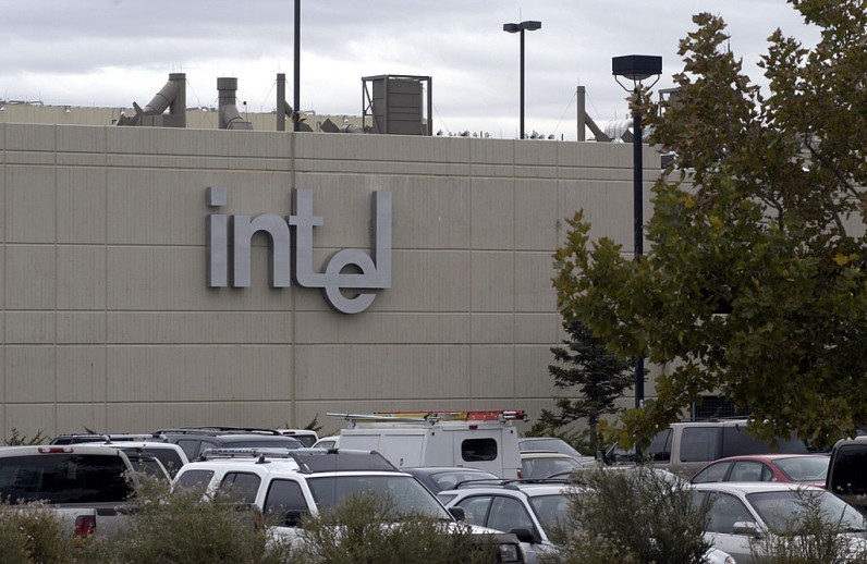 Struggling Intel to Lay Off Thousands, Halts Global Projects Amid