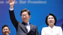 South Korea’s Leader Gains Support After Securing Trade Deal with