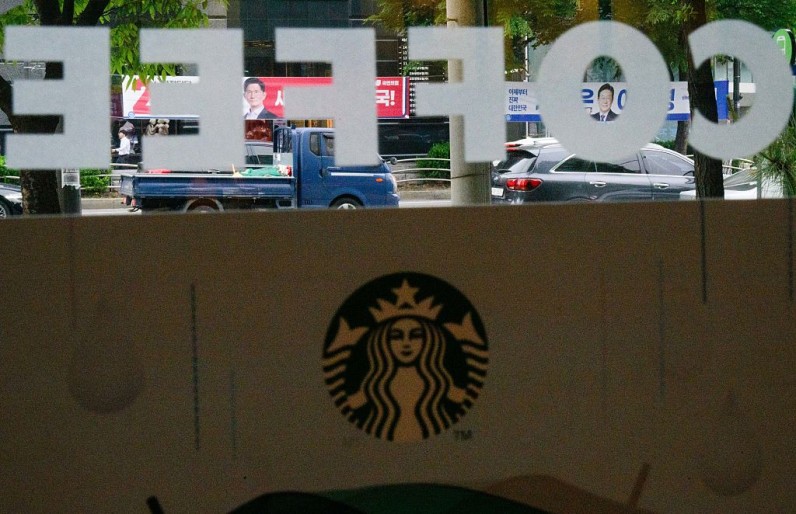 Starbucks Cutting Production Days at US Coffee Plants in Cost-Saving