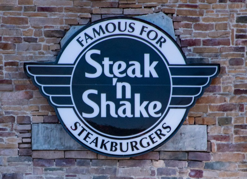 Steak 'n Shake Unveils Plan to Raise Record-Size US Flags