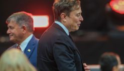 Elon Musk Wins Shareholder Support for Unprecedented $1 Trillion Tesla